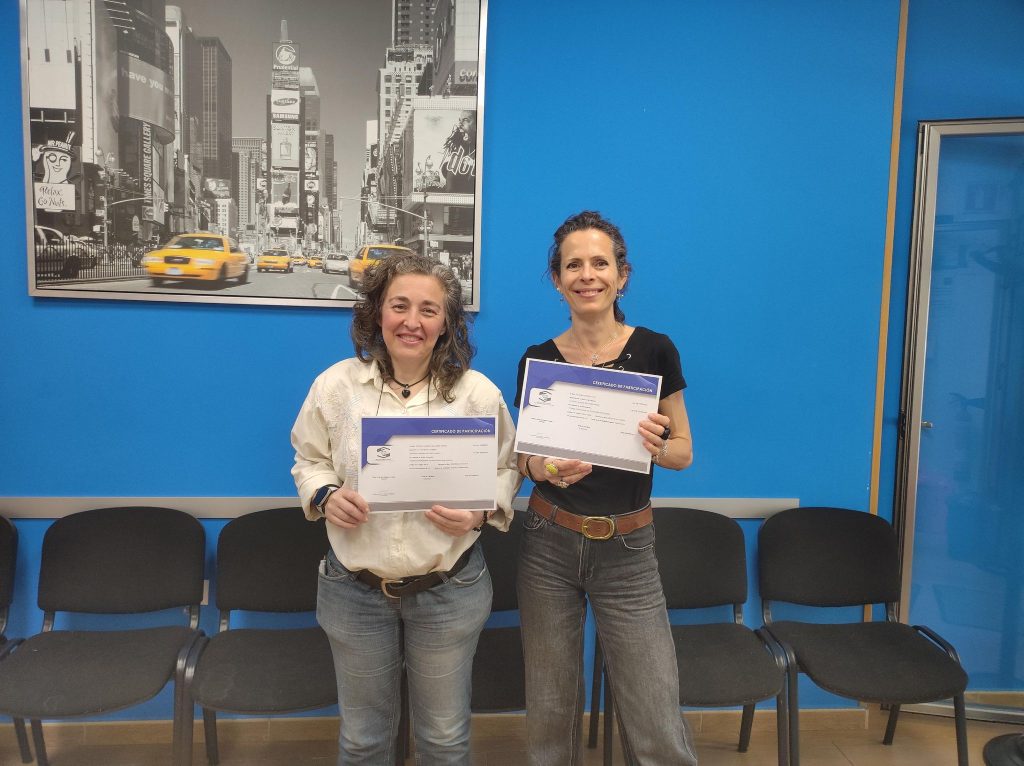 Manuela Sirvent y Patricia Gallardo posando con sus diplomas de Técnico Profesional en Pedagogía Montessori