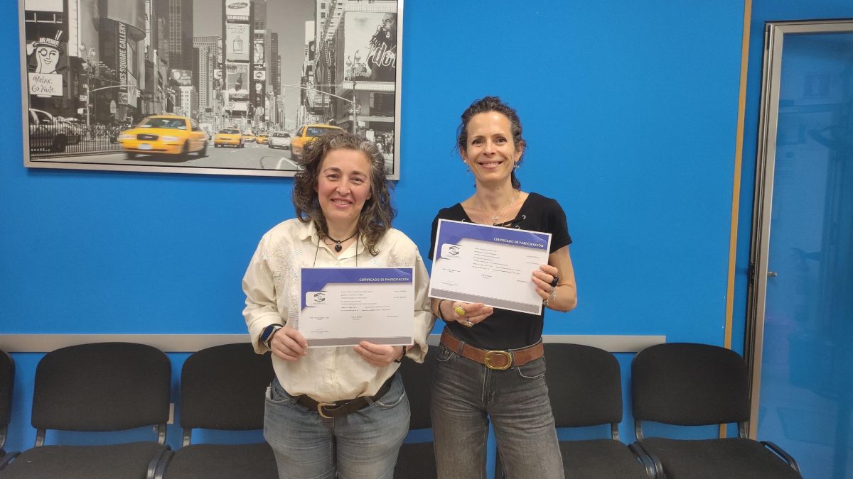 Manuela Sirvent y Patricia Gallardo posando con sus diplomas de Técnico Profesional en Pedagogía Montessori