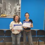Manuela Sirvent y Patricia Gallardo posando con sus diplomas de Técnico Profesional en Pedagogía Montessori