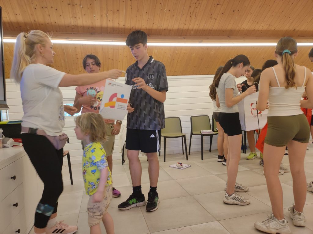 Alumnos del IES Huarte de San Juan en el campamento de inmersión en inglés en el Centro Deportivo La Garza (foto 1)
