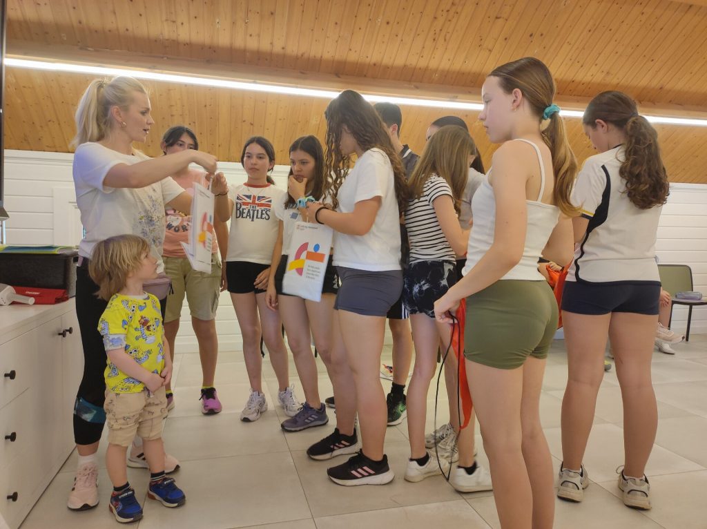 Alumnos del IES Huarte de San Juan en el campamento de inmersión en inglés en el Centro Deportivo La Garza (foto 2)