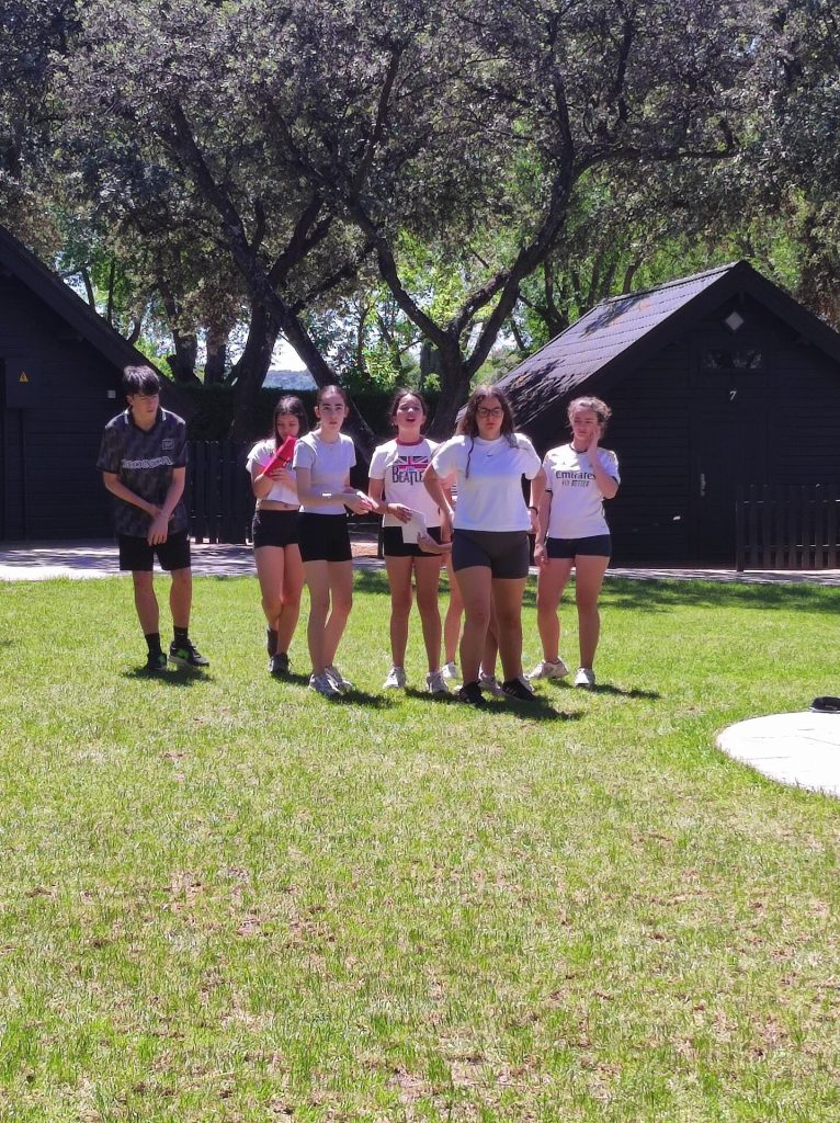 Alumnos del IES Huarte de San Juan en el campamento de inmersión en inglés en el Centro Deportivo La Garza (foto 4)