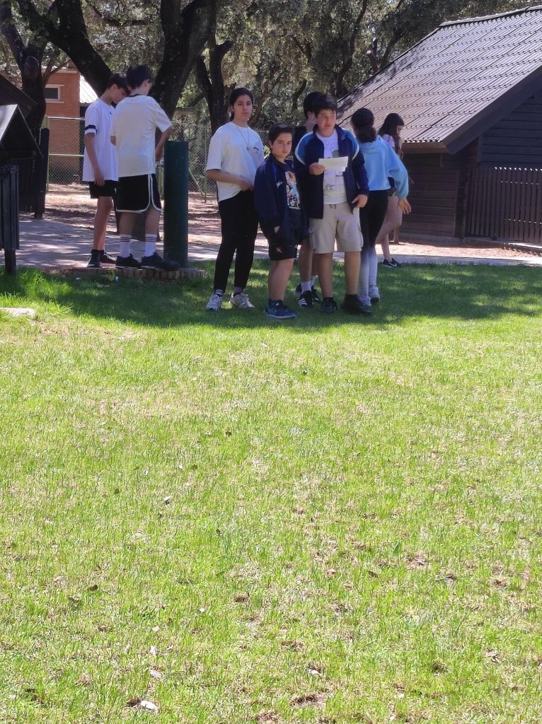 Alumnos del IES Huarte de San Juan en el campamento de inmersión en inglés en el Centro Deportivo La Garza (foto 5)