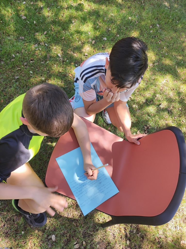 Alumnos del IES Huarte de San Juan en el campamento de inmersión en inglés en el Centro Deportivo La Garza (foto 6)