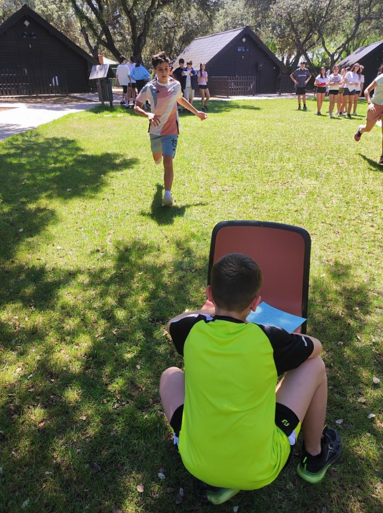 Alumnos del IES Huarte de San Juan en el campamento de inmersión en inglés en el Centro Deportivo La Garza (foto 7)