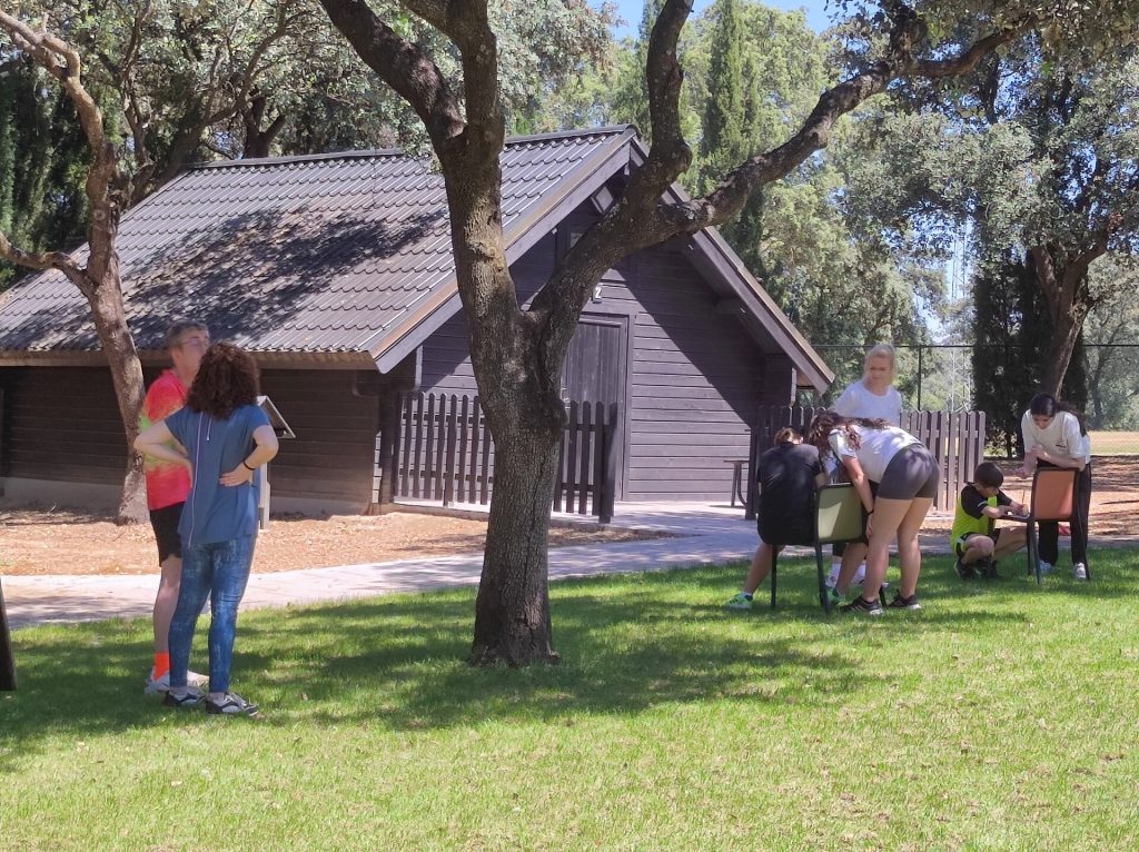 Alumnos del IES Huarte de San Juan en el campamento de inmersión en inglés en el Centro Deportivo La Garza (foto 9)