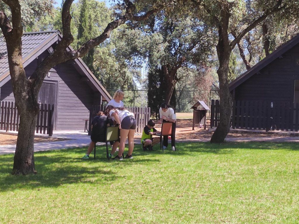 Alumnos del IES Huarte de San Juan en el campamento de inmersión en inglés en el Centro Deportivo La Garza (foto 10)