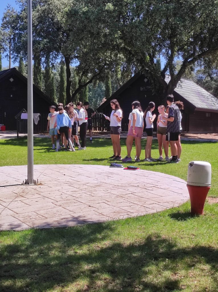 Alumnos del IES Huarte de San Juan en el campamento de inmersión en inglés en el Centro Deportivo La Garza (foto 12)
