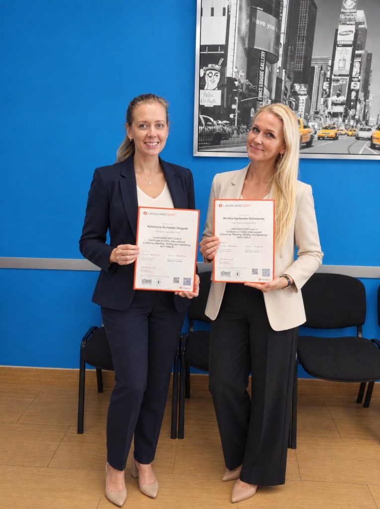 Nuestras teachers Kasia y Monika sostienen sus certificados de LanguageCert en la academia